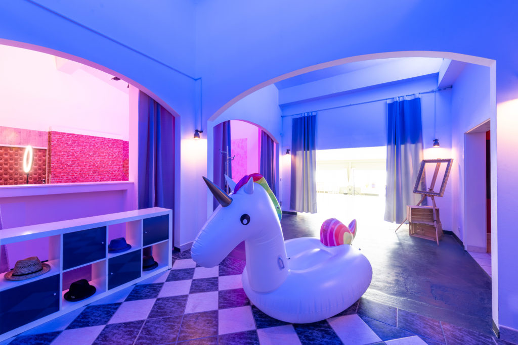 Die perfekte Idee zum Junggesellinnenabschied in Dresden: Miete unser Fotostudio-Loft inkl. Fotoshooting für Deine Mädels